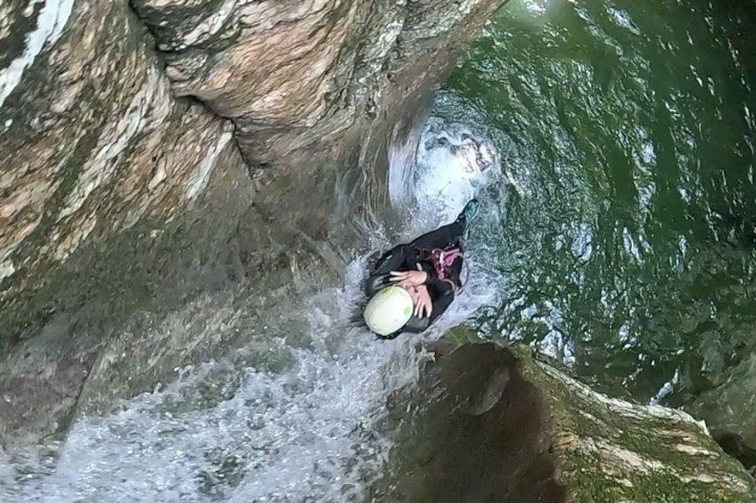 Una persona descendiendo por una pared rocosa con cuerdas. 1