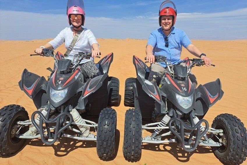 Due persone su veicoli fuoristrada in un deserto. 1