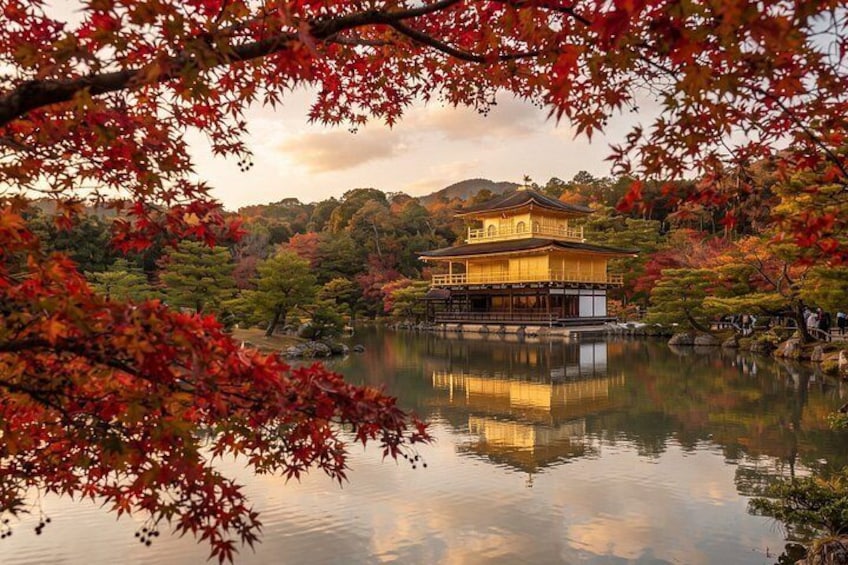 Un edificio tradicional japonés junto a un lago tranquilo con follaje otoñal. 3