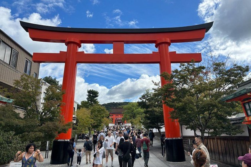 Une porte torii rouge, avec des personnes qui la traversent. 5