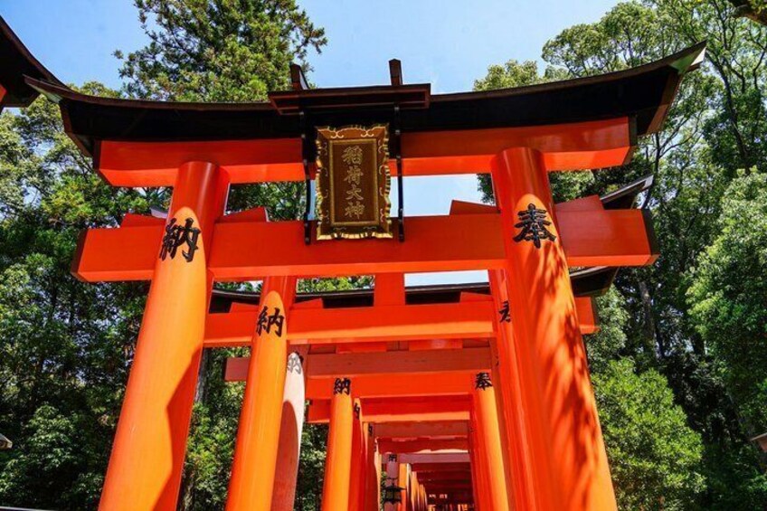 Un torii japonais traditionnel, avec des piliers rouges et une plaque dorée. 4