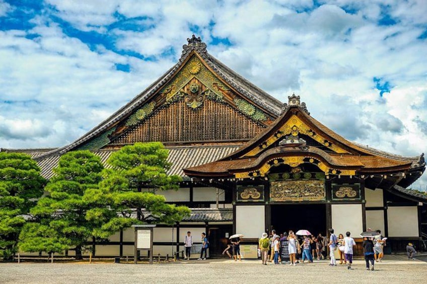 Un bâtiment japonais traditionnel, doté d’un toit recouvert de tuiles et de décorations élaborées. 2