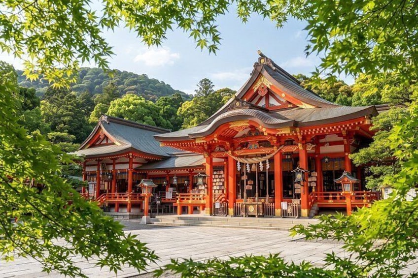Un templo japonés tradicional con arquitectura roja y blanca, rodeado de abundante vegetación. 4