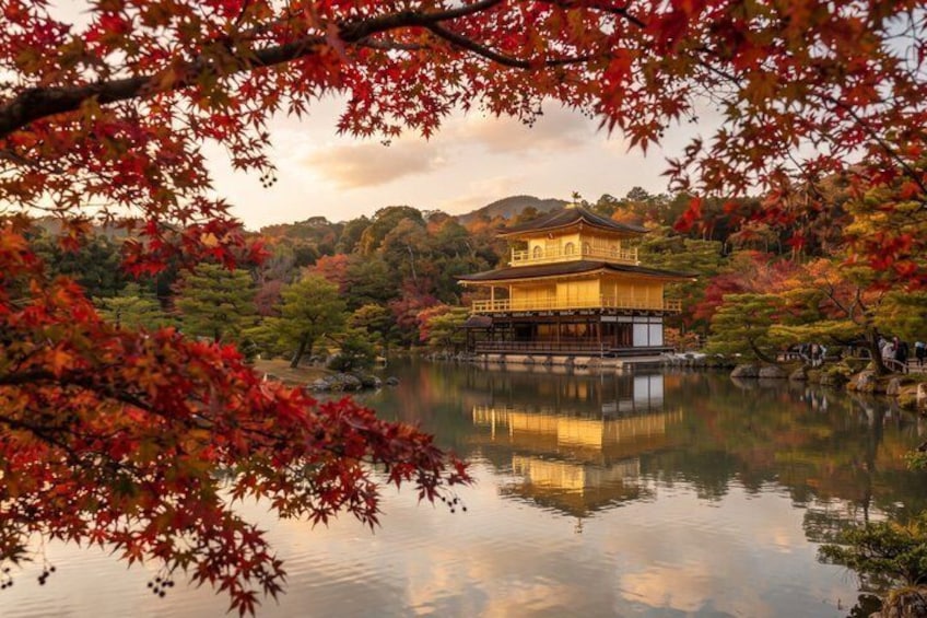 Un bâtiment traditionnel japonais situé au bord d’un lac paisible, entouré d’un feuillage automnal. 3