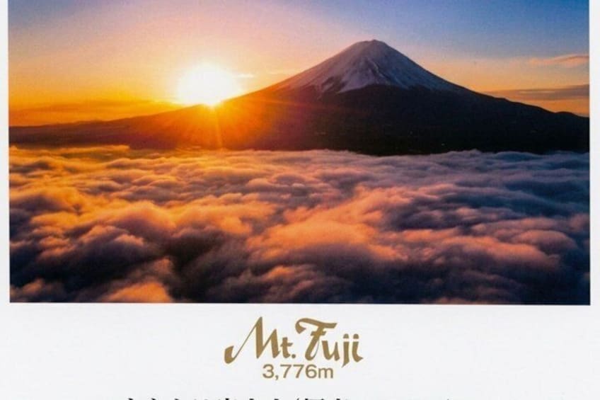 Ett berg i soluppgången med moln under sig, med texten ”Mount Fuji 3 776 m”. 3