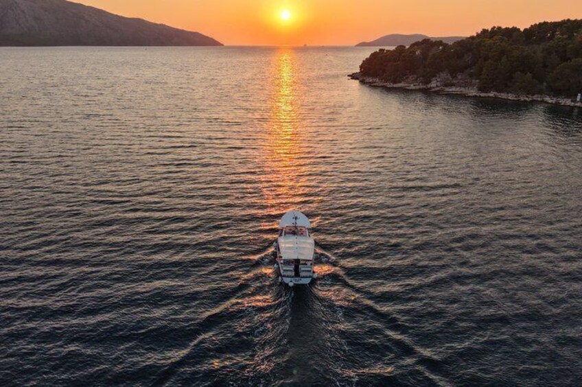 Sunset Wine Boat Tour with Music Stari Grad Bay 2