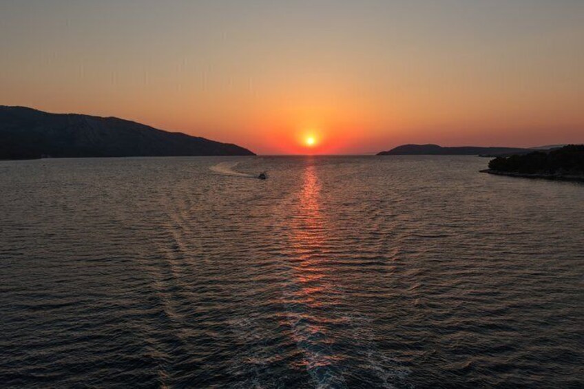 Sunset Wine Boat Tour with Music Stari Grad Bay 2