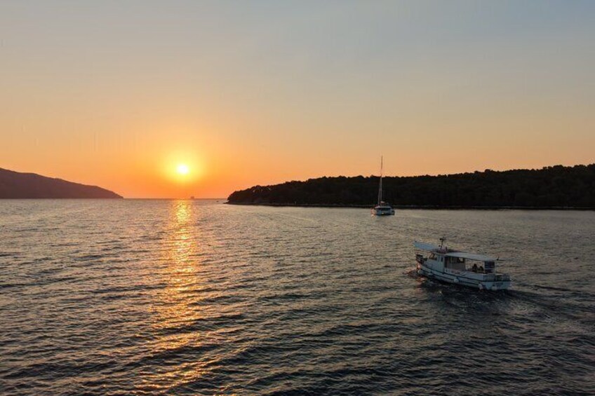 Sunset Wine Boat Tour with Music Stari Grad Bay 3
