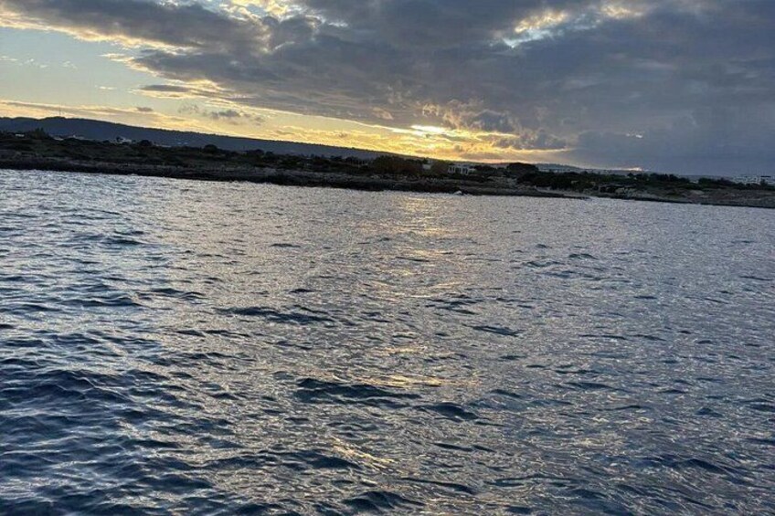 Superficie d'acqua che riflette la luce del sole con un cielo nuvoloso. 4