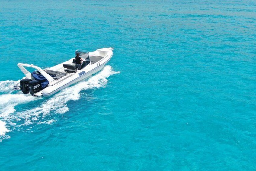 A white motorboat on turquoise water. 1