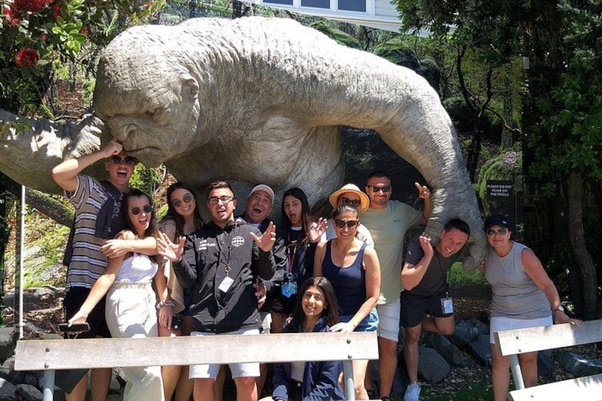 Un groupe de personnes posant devant une grande sculpture d’éléphant. 3