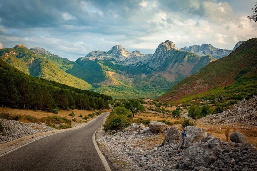 Une route de montagne sinueuse, bordée d’un paysage rocheux et d’une végétation luxuriante. 2