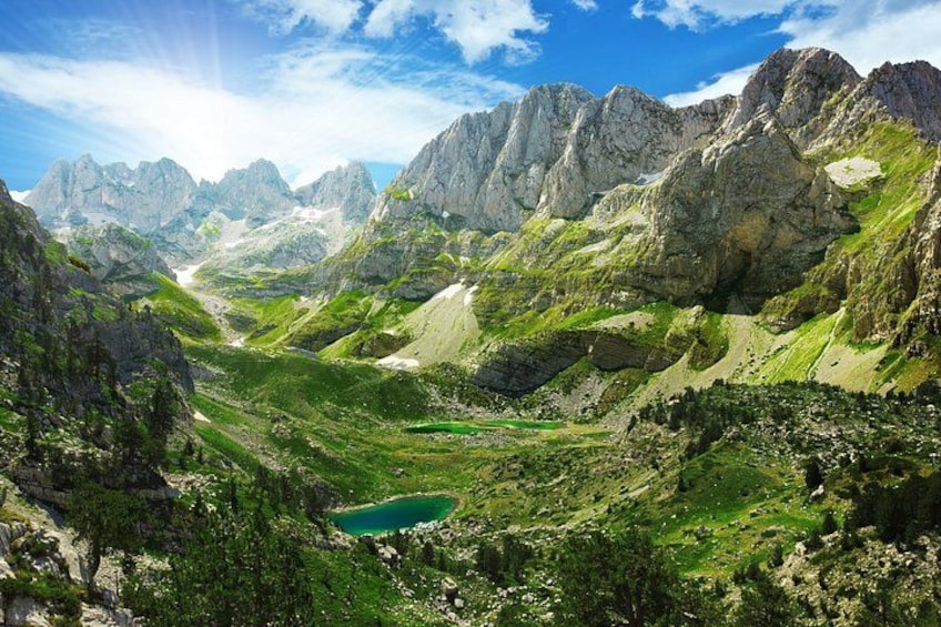 Un paysage montagneux avec un lac et un terrain rocheux. 1