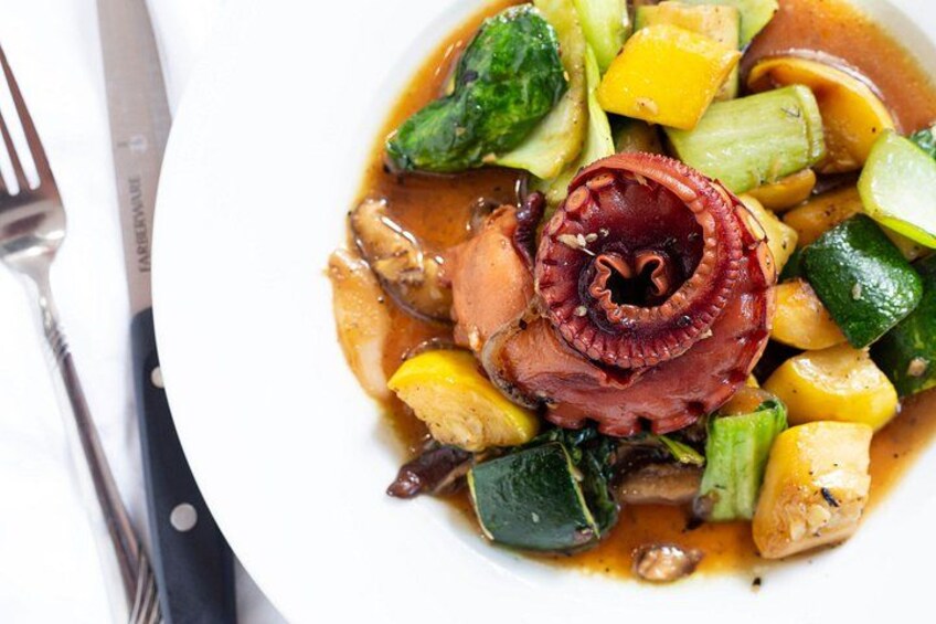 Un plato de comida con verduras y un trozo de carne. 4