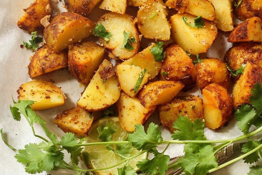 Papas rostizadas adornadas con perejil y limón. 3