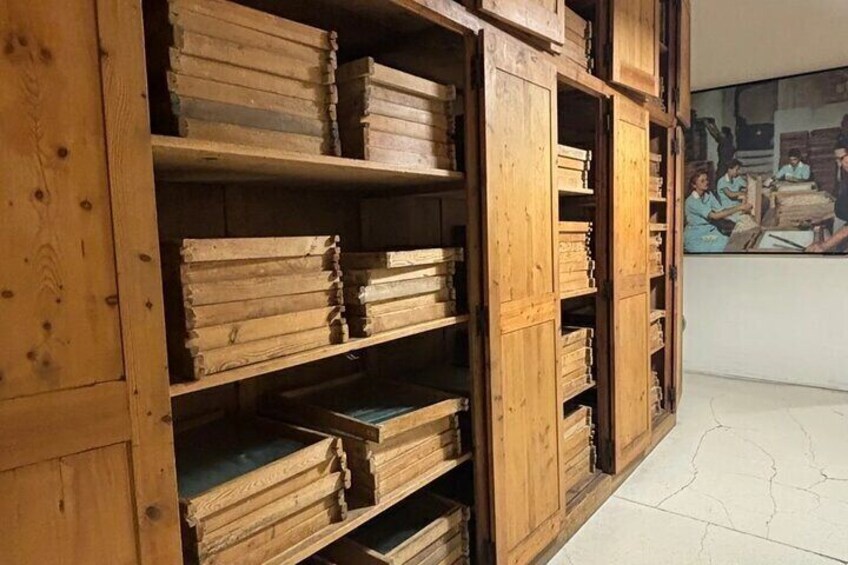 Une bibliothèque en bois, dotée de plusieurs étagères remplies de boîtes. 3