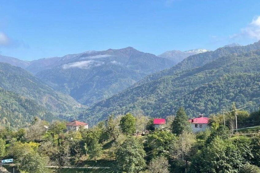 Un paysage montagneux avec des maisons et un ciel dégagé. 4