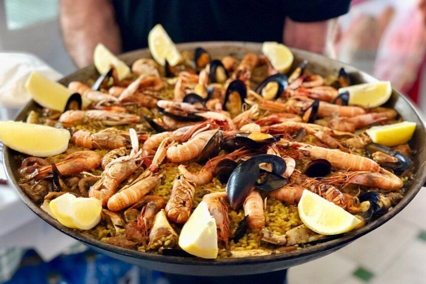 En stor fiskegryde med rejer, muslinger og skiver af citron. 5