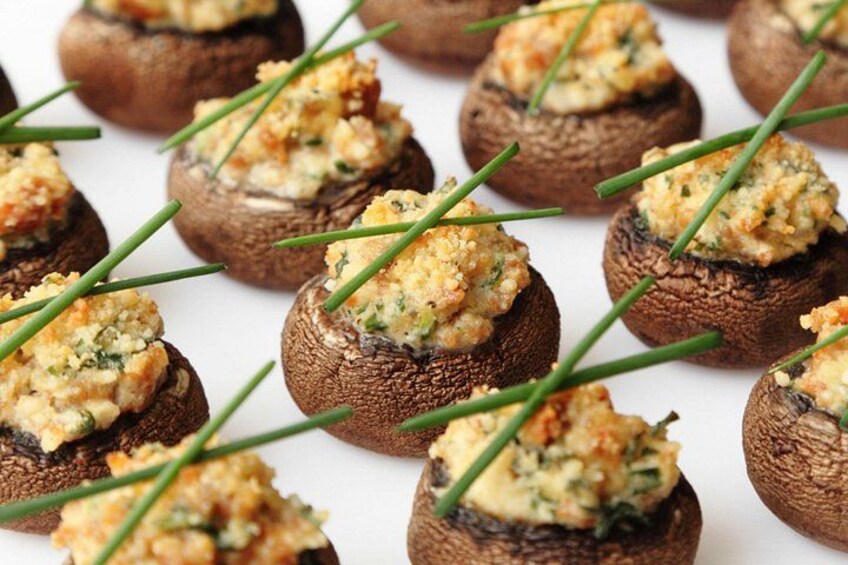 Un assortiment de champignons farcis, garnis de ciboulette. 3