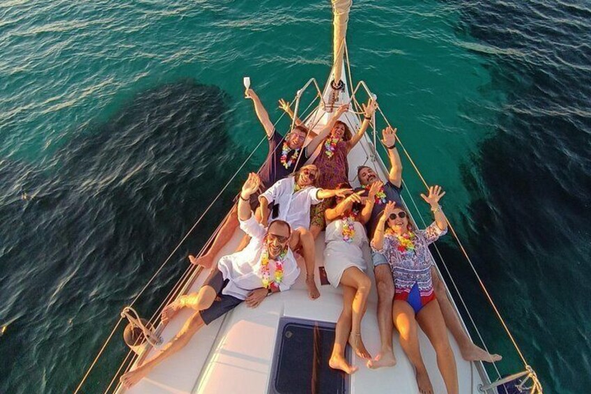 Un grupo de personas en un bote con vista despejada al océano. 2