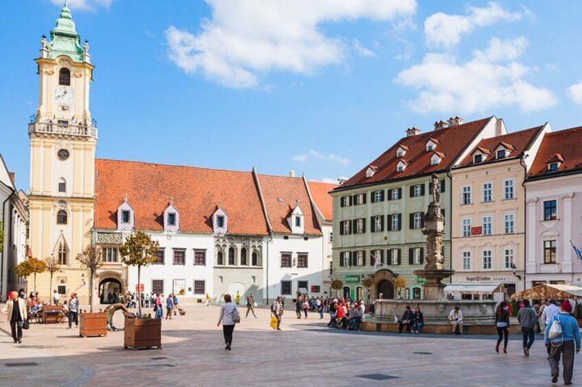 Une place historique, remarquable par sa tour de l’horloge, ses bâtiments traditionnels et sa fontaine. 2