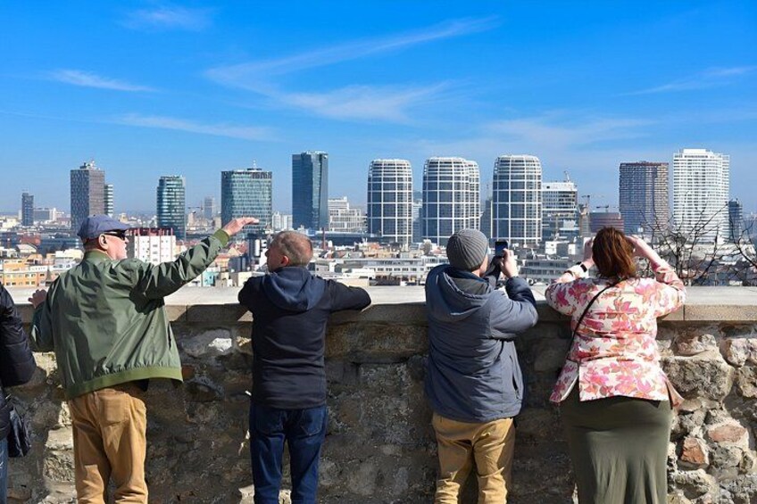 Personer som fotograferar en stadsbild med moderna byggnader. 2