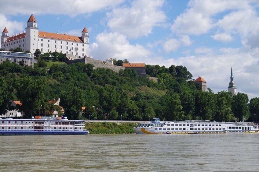From Vienna: Budapest and Bratislava guided day trip with cruise 5