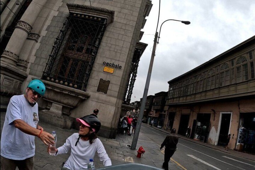 A street scene with pedestrians, a building labeled 'oechse,' and a fire hydrant. 4