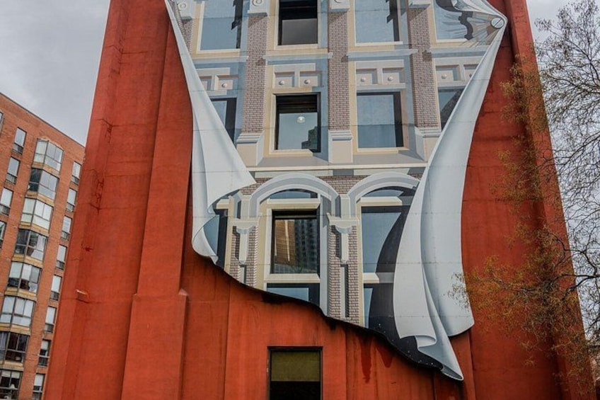 Un edificio con una facciata architettonica deformata. 4