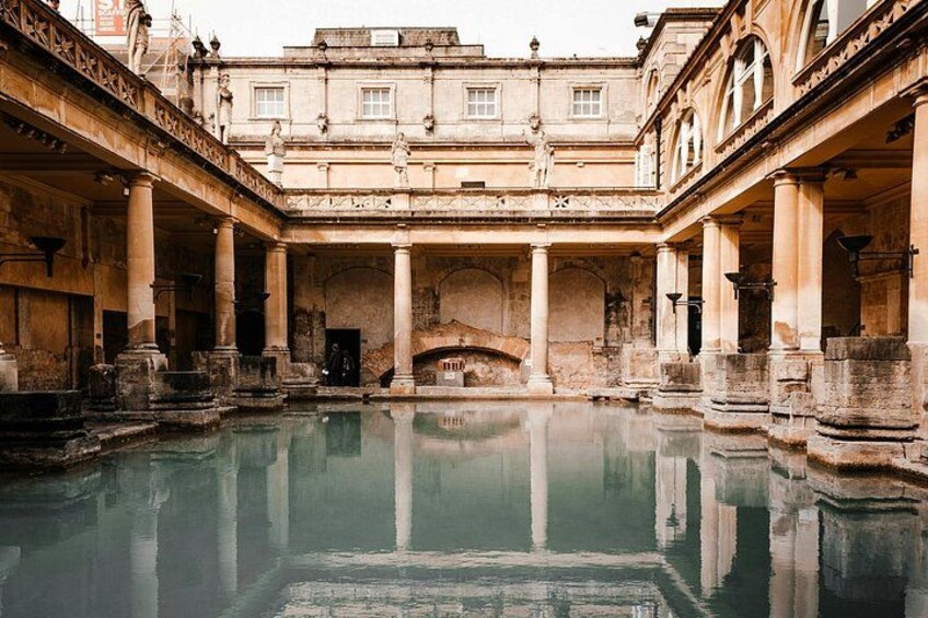 Un patio histórico con una piscina central, arquitectura clásica y columnas. 4