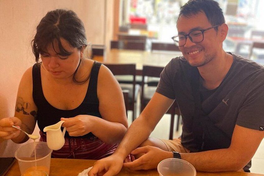 Deux personnes sont assises à une table, devant une tasse et une cuillère. 5