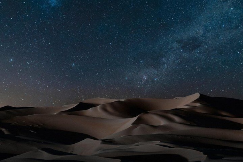 Un ciel étoilé au-dessus des dunes de sable. 5