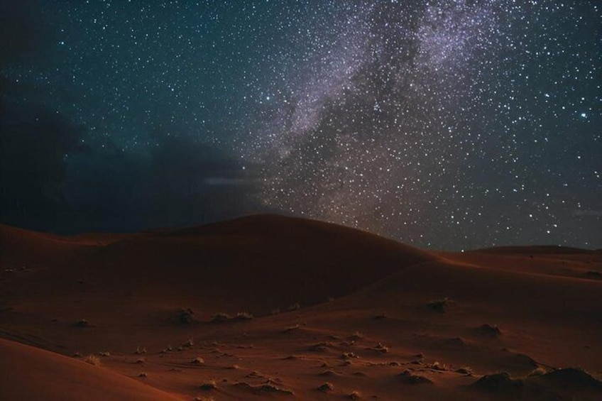 Un paysage désertique de nuit, avec un ciel étoilé et la Voie lactée visible. 4