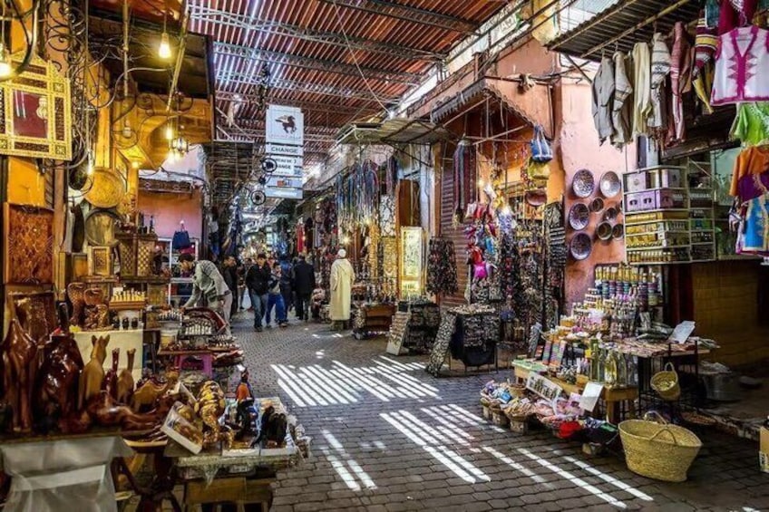 Un vivace mercato con bancarelle che vendono ceramiche, tessuti e altri prodotti. 4