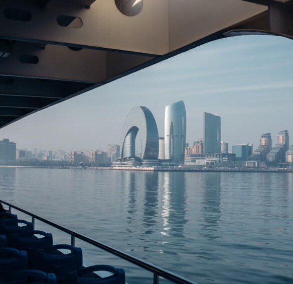 Vista al agua con arquitectura moderna y una superficie acuática tranquila. 3