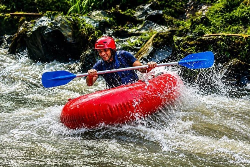 Una persona che fa kayak su un fiume. 4