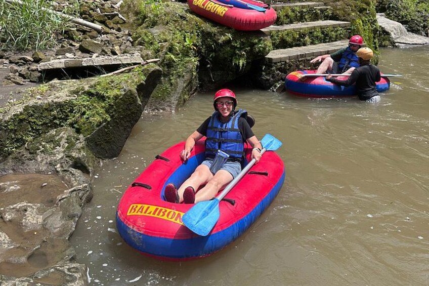 Persone che fanno rafting su un fiume con rocce ricoperte di muschio e un ponte di legno. 5