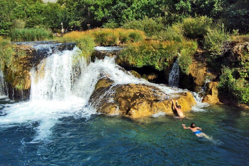 Una cascada, agua cristalina y una persona nadando. 3