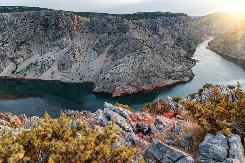 Un cañón rocoso con un río. 2