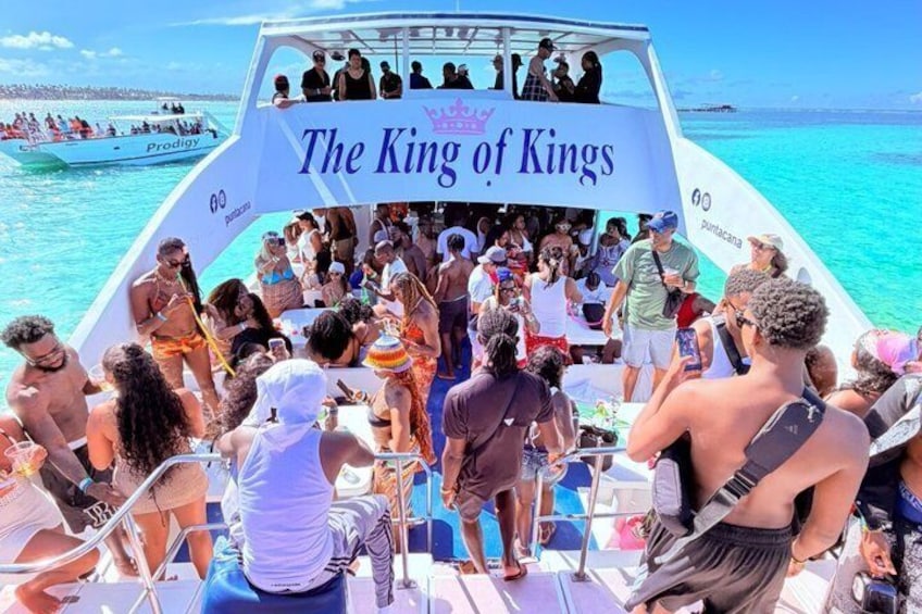 Una barca chiamata 'The King of Kings' con passeggeri che ammirano il panorama. 1