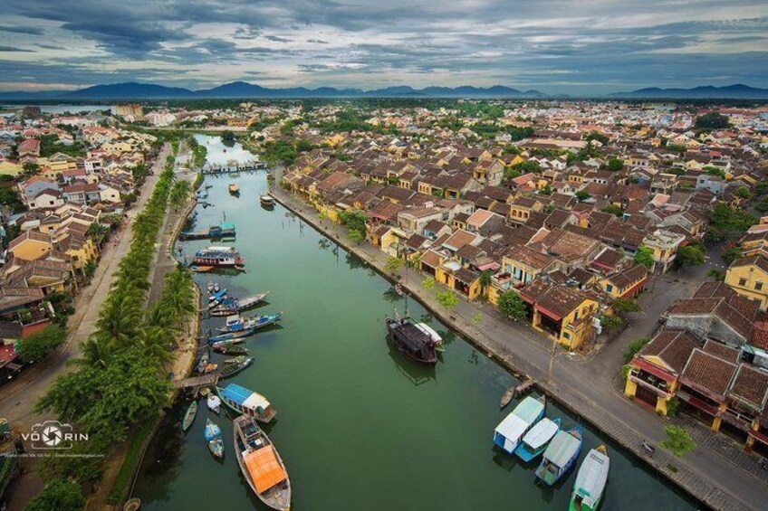 Une ville riveraine où des bateaux sont amarrés le long du quai, entourée d’immeubles aux couleurs vives. 5