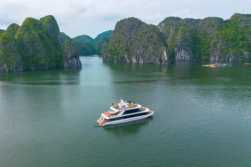 Un bateau sur une rivière paisible, entouré de collines verdoyantes. 1