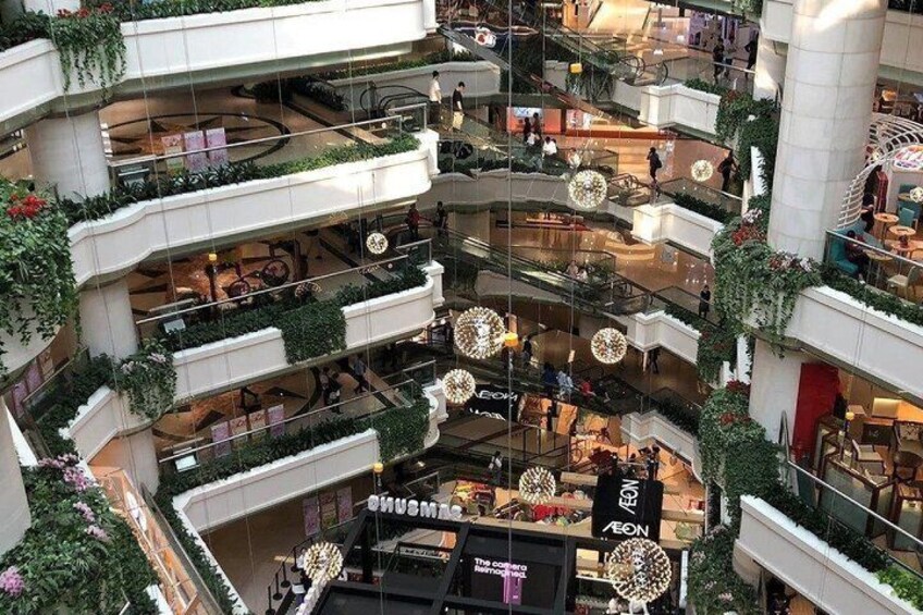 Un centro commerciale su più livelli con numerosi negozi, tra cui un negozio Samsung chiaramente visibile. 4