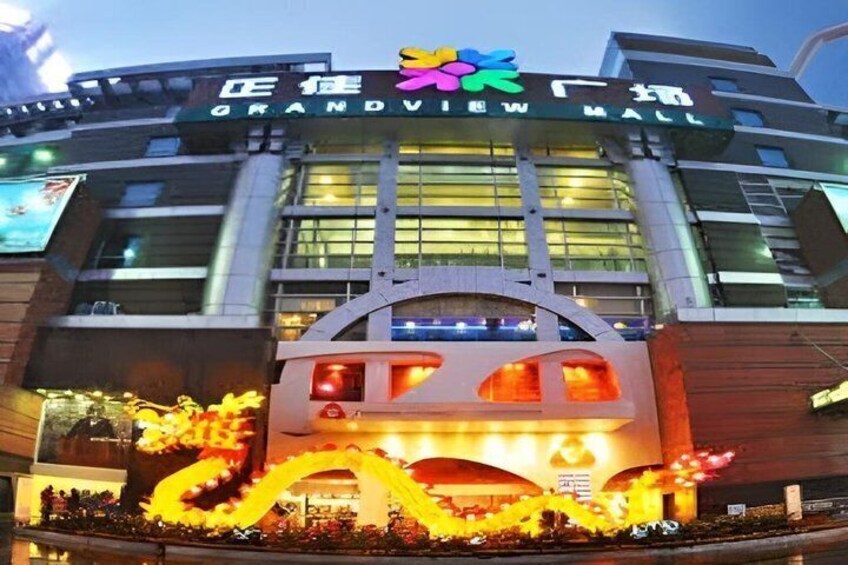 Un edificio con un grande arco illuminato e un cartello con la scritta 'Grandview Mall'. 2