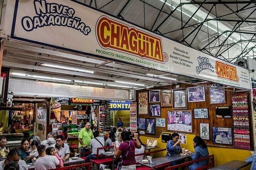 Un stand de nourriture traditionnelle d’Oaxaca avec une enseigne indiquant « Chaguita ». 3