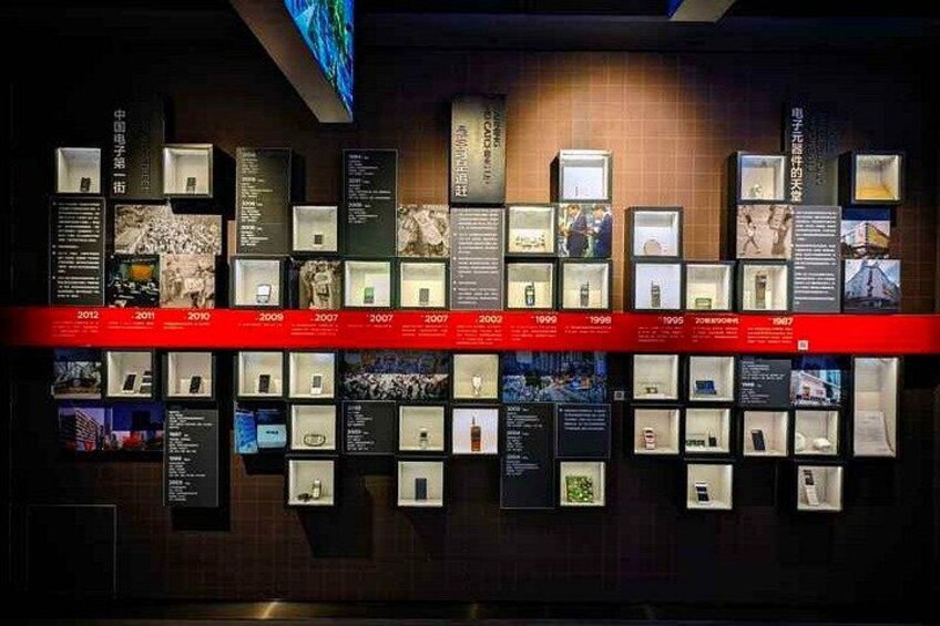 En museumsudstilling med glasmontre fyldt med historiske genstande og informationsskilte. 3