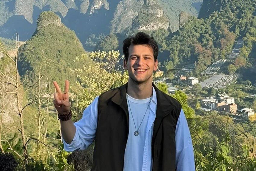 Une personne debout, avec un paysage de montagne en arrière-plan. 5