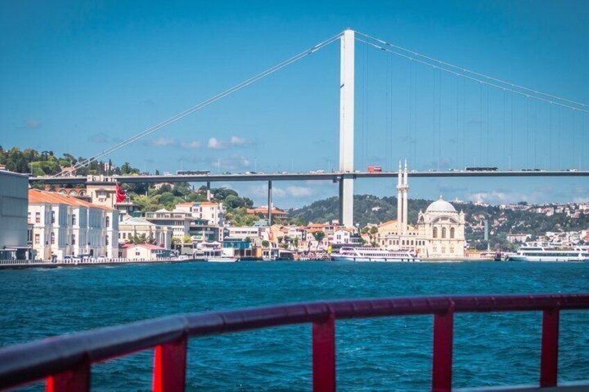 Eine Brücke, ein Gewässer und Gebäude entlang des Ufers. 5