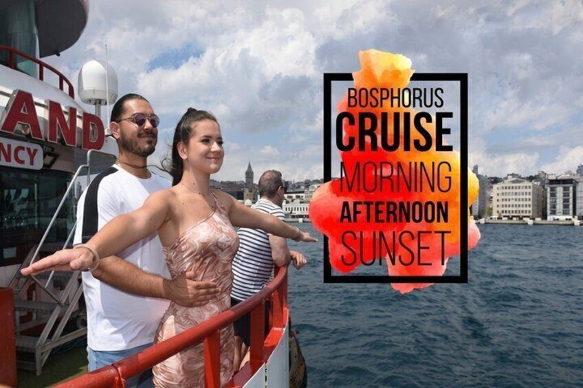 Ein Kreuzfahrtschiff mit Personen auf dem Deck, eine Stadtansicht im Hintergrund und ein Textfeld, das einen Fahrplan für eine Bosporus-Kreuzfahrt anzeigt. 1