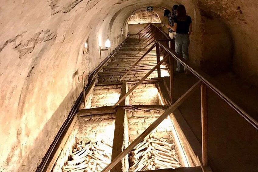 En svagt upplyst tunnel med en trappa som leder ner till en lägre nivå. 4
